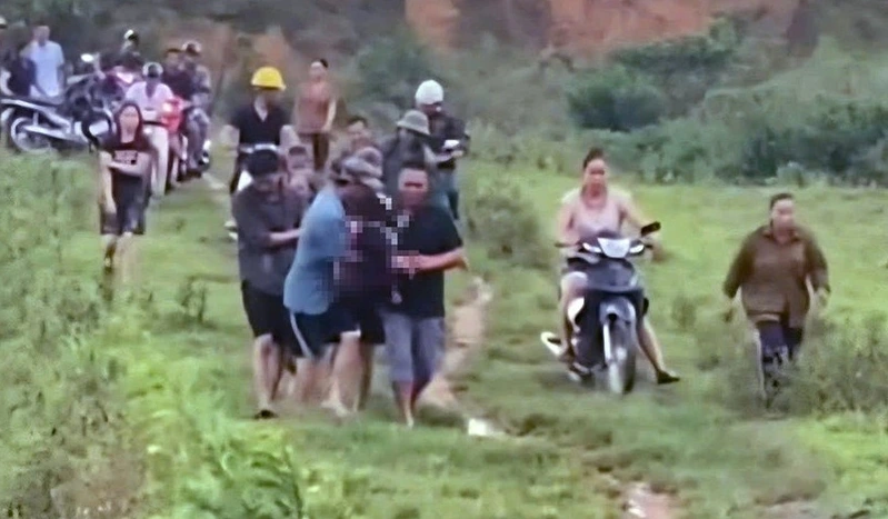 Thi thể nạn nhân được đưa về để mai táng.