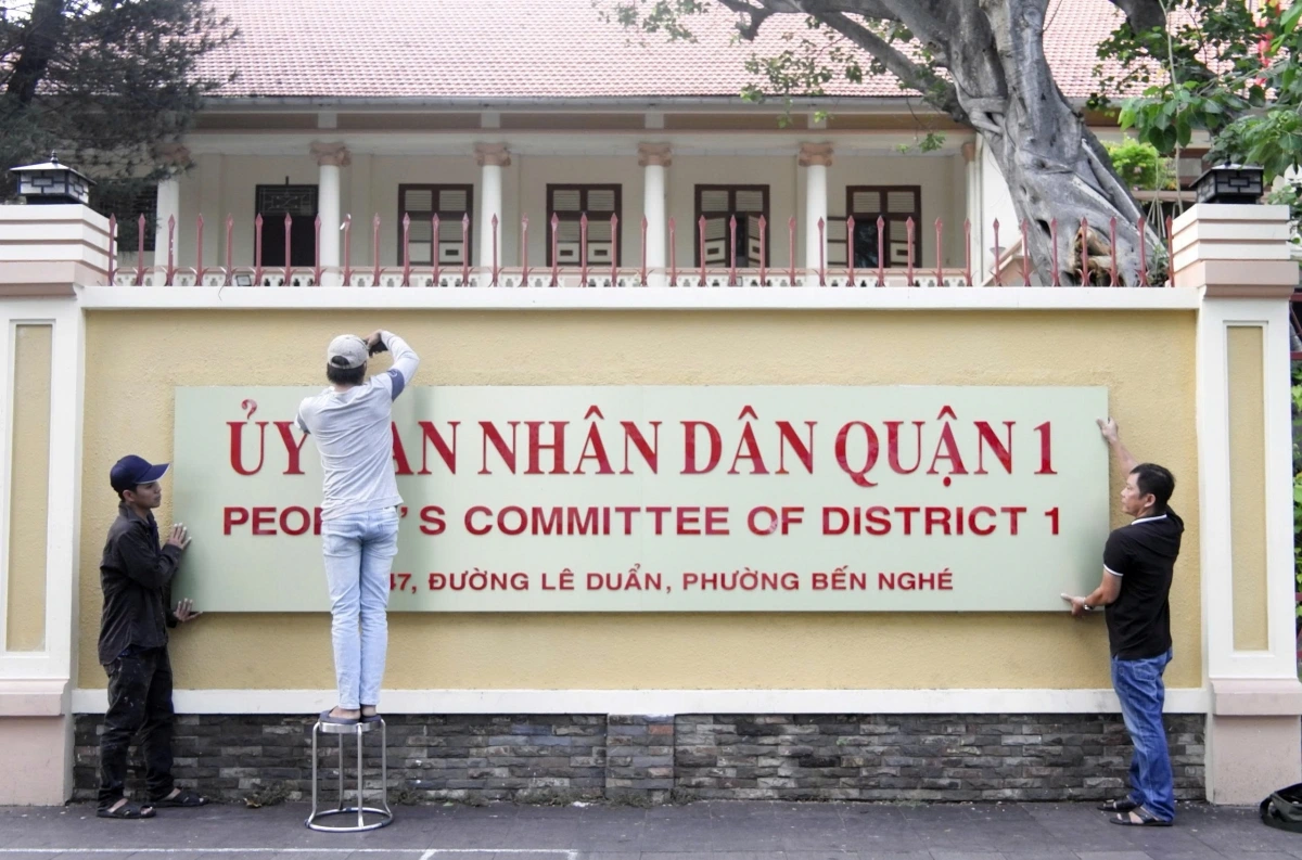 Bảng hiệu UBND quận 1 đã bị tháo gỡ - Ảnh: THẢO LÊ