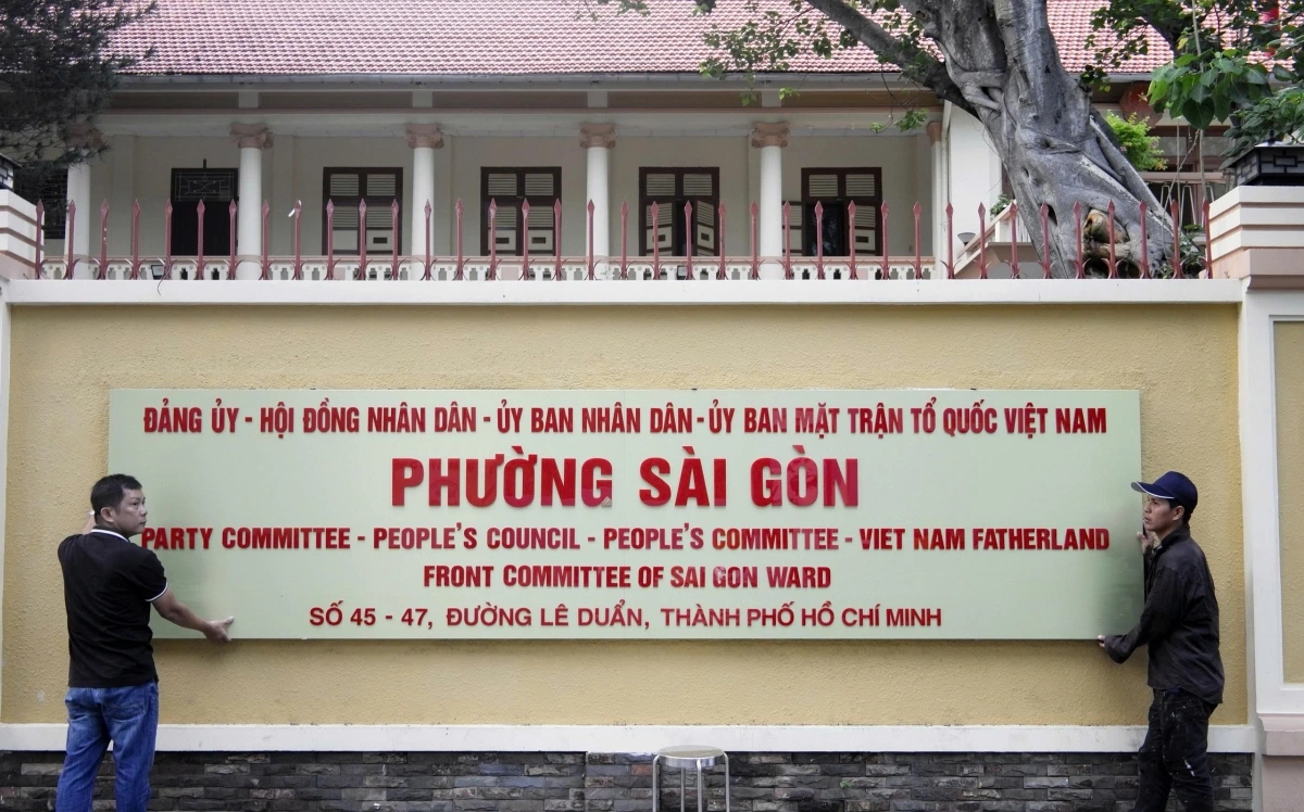 Tổ thi công lắp đặt bảng tên phường Sài Gòn - Ảnh: THẢO LÊ