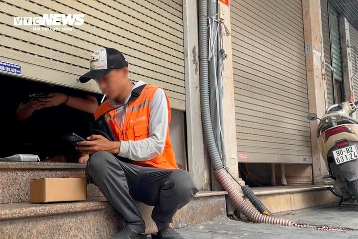 Shipper nhận hàng qua khe cửa nhỏ.