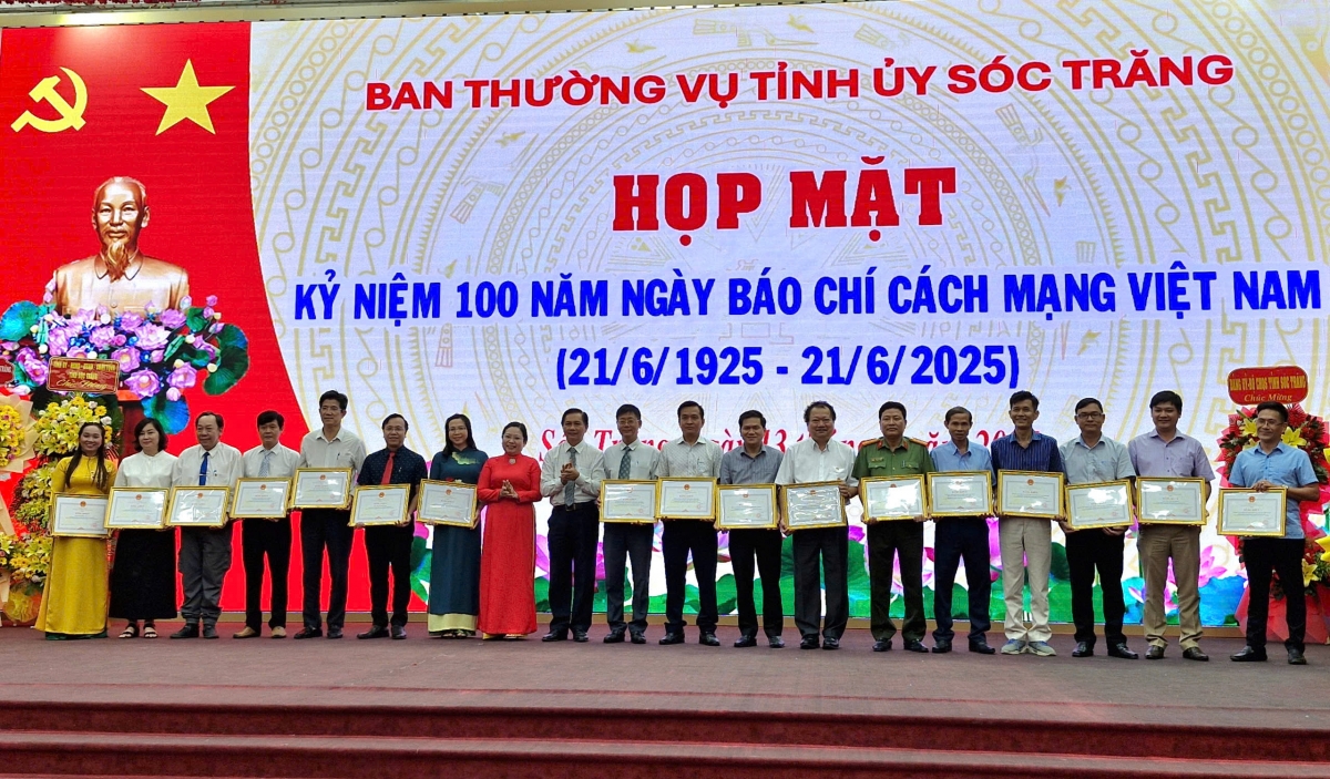 Lãnh đạo tỉnh Sóc Trăng tặng bằng khen cho các cơ quan báo chí