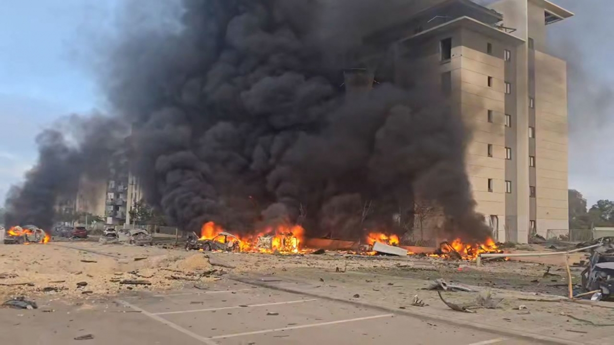 Khói bốc lên sau một cuộc tấn công của Iran vào Israel. Nguồn: CNN