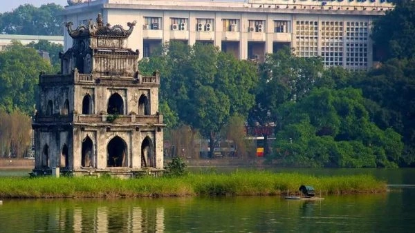 The Turtle Tower in Hoan Kiem Lake, a popular attraction for locals and tourists. (Photo: Internet)