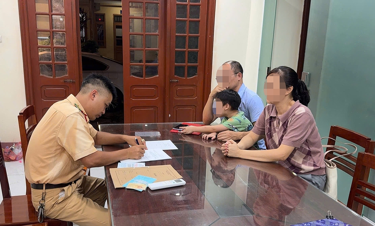 Tài xế vi phạm làm việc với lực lượng chức năng