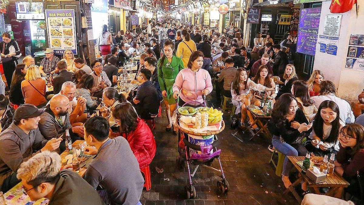 Phố Tạ Hiện nằm trong khu phố cổ là điểm hấp dẫn du khách khi đến với Hà Nội. Ảnh: Internet.