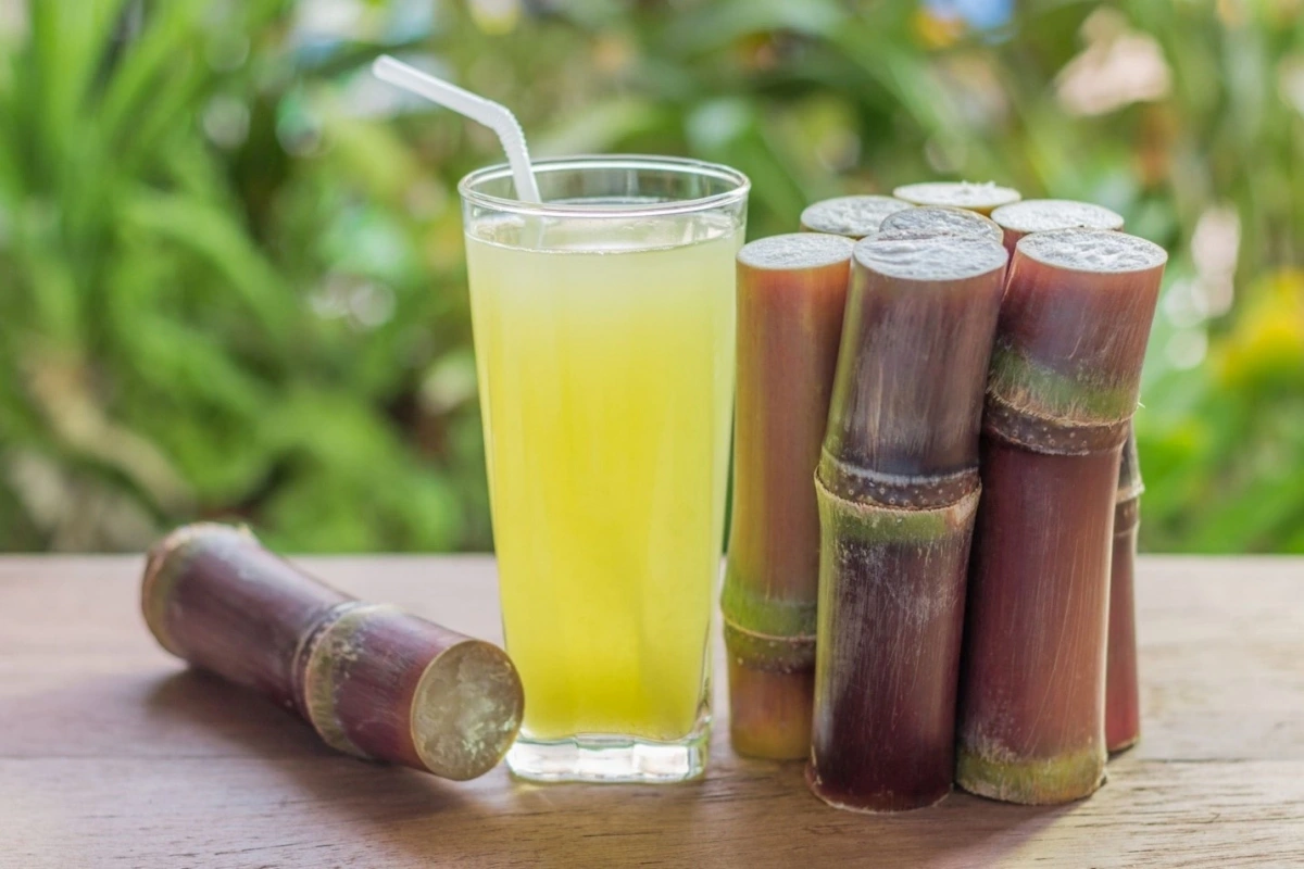 Là thức uống giải khát quốc dân, nước mía lại có thể đại kỵ với những người có hệ tiêu hóa yếu hoặc thường xuyên bị lạnh bụng. Ảnh minh họa