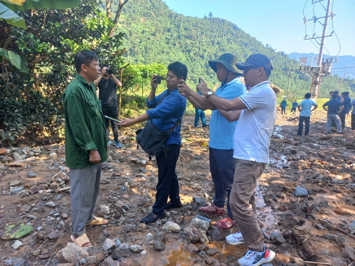 Phóng viên Tuấn Nam phỏng vấn người dân bị thiệt hại sau bão Yagi (Ảnh: NVCC)