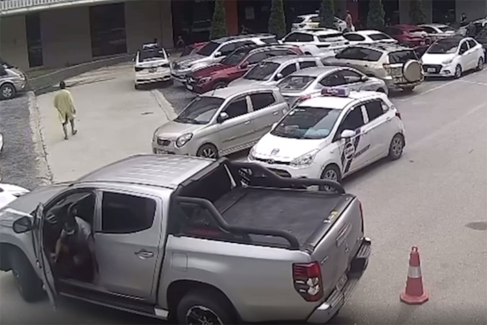 Tài xế mở cửa nhoài về đằng sau (Ảnh chụp màn hình)