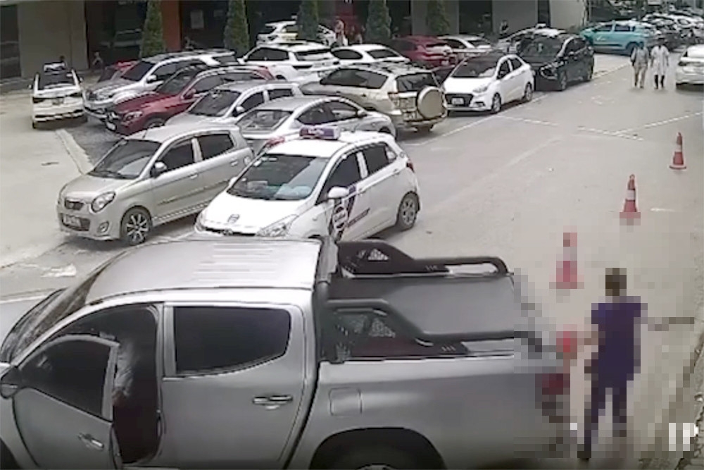 Dù phát hiện chiếc ô tô lùi bất thường và bỏ chạy nhưng người phụ nữ không kịp né tránh (Ảnh chụp màn hình)