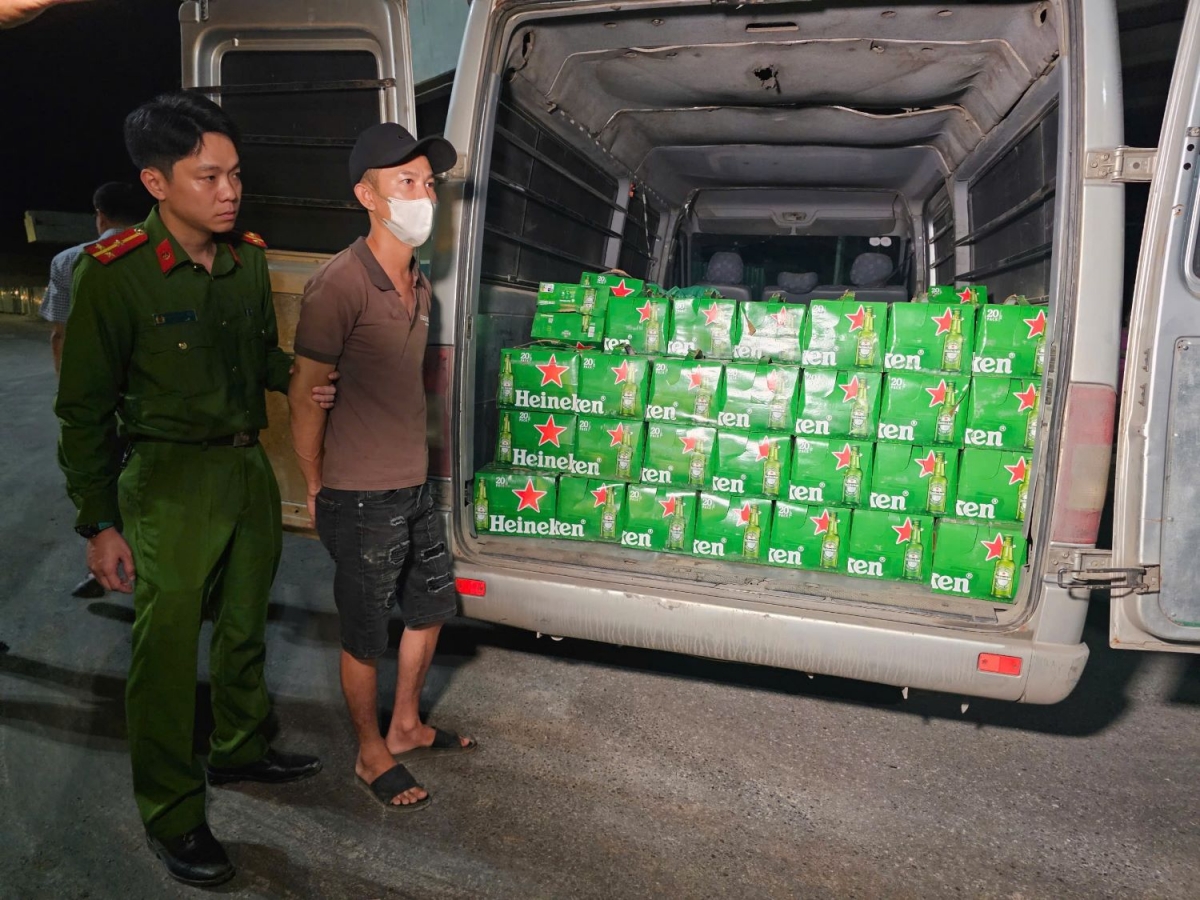 Tạm giữ chủ phương tiện và tang vật