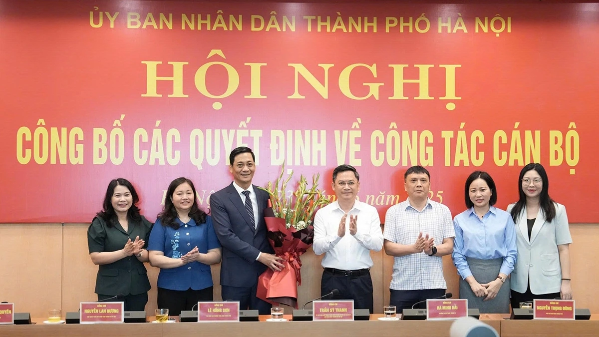 Lãnh đạo Ban Tổ chức Thành ủy Hà Nội tặng hoa chúc mừng tân Chánh Văn phòng UBND thành phố Hà Nội Lê Thanh Nam.