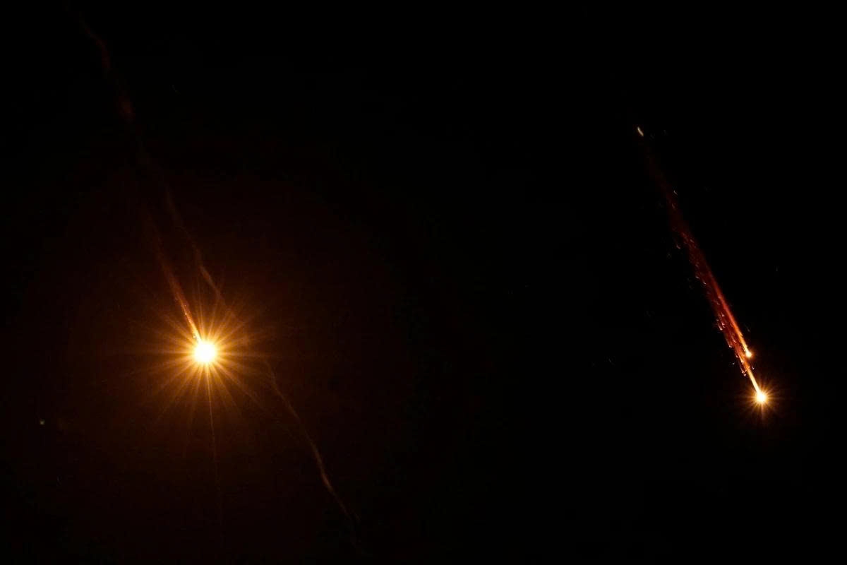 Tên lửa được phóng từ Iran về phía Israel. Ảnh: Reuters