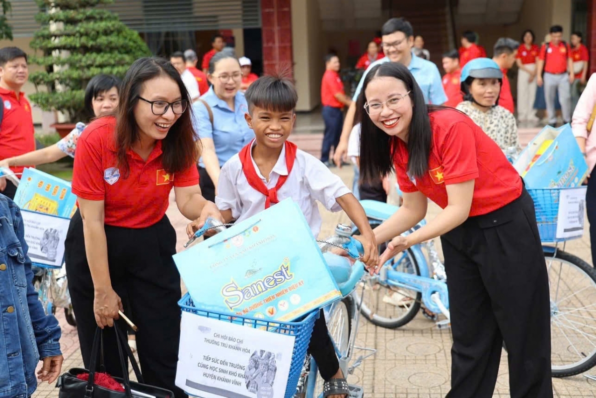 Các nhà báo thường trú tại tỉnh Khánh Hòa tặng quà học sinh miền núi