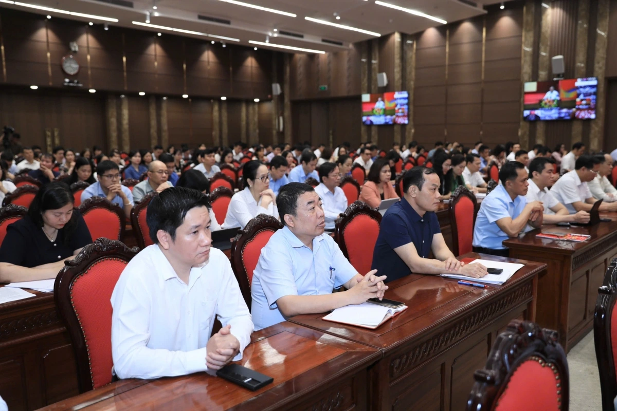 Các đại biểu tham dự tập huấn về mô hình chính quyền địa phương 2 cấp tại Hà Nội.