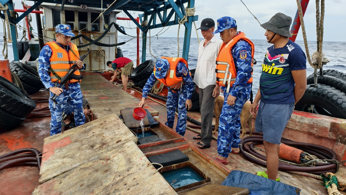 Lực lượng chức năng kiểm tra tàu chở dầu trái phép