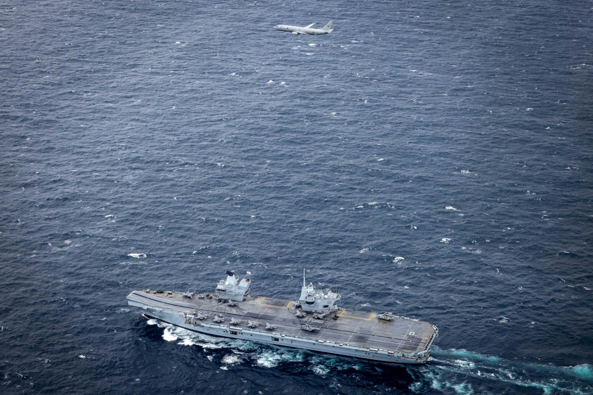 Máy bay P-8A Poseidon của Australia bay phía trên tàu HMS Prince of Wales của Anh ở khu vực phía Bắc Ấn Độ Dương. Ảnh: Bộ Quốc phòng Australia.