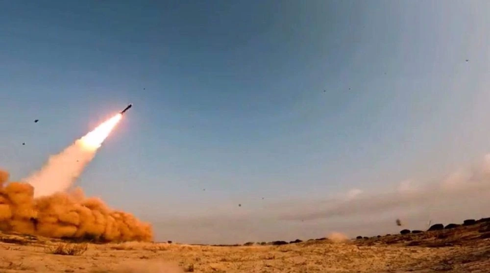 Iran mô tả Fattah-1 là tên lửa “siêu thanh”, có thể đạt tốc độ Mach 13-15 và có tầm bắn lên đến 1.400 km. Ảnh: Press TV