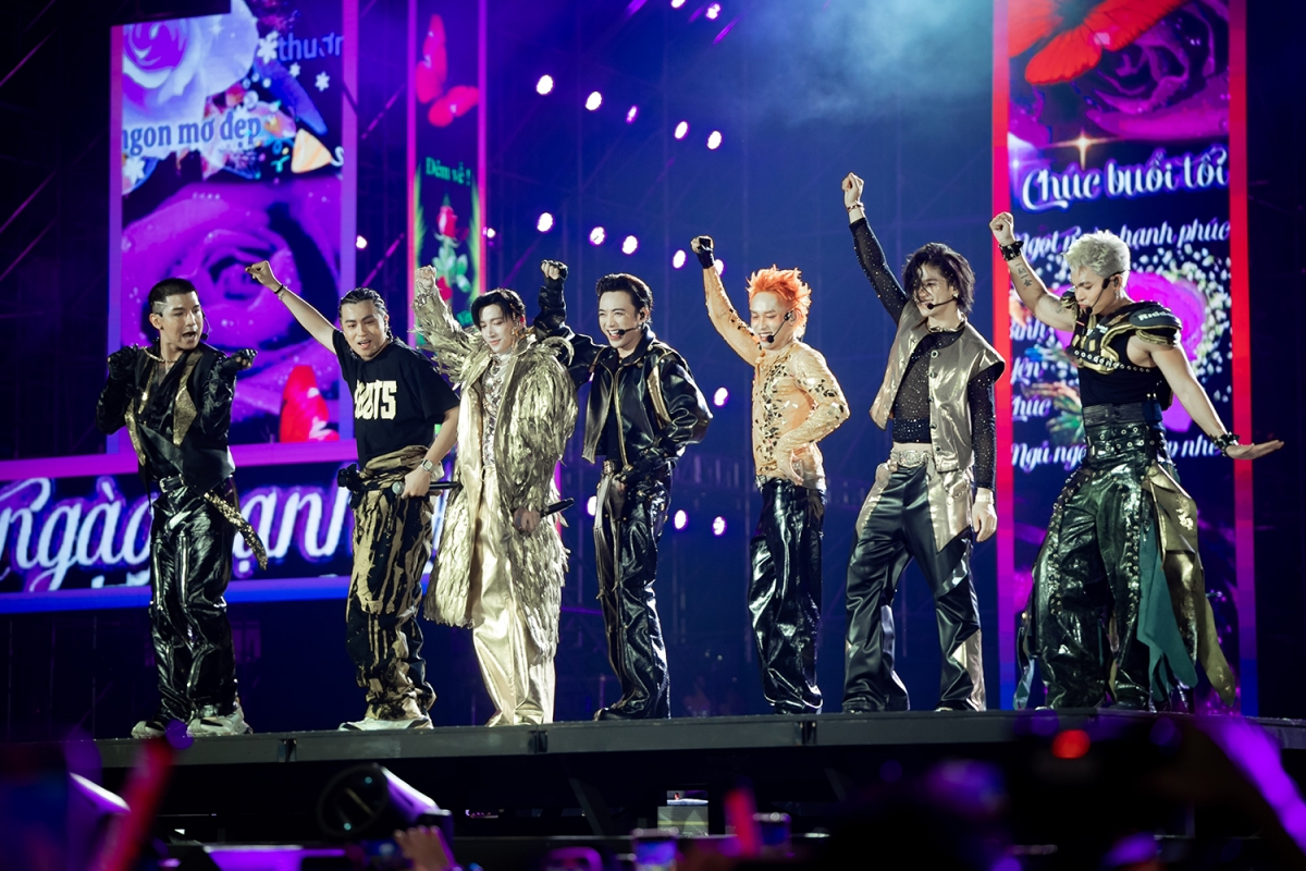 Với set nhạc SET EDM gồm những bản hit "Giàu sang", "Gót hồng", "Cao gót", "Bống Bống Bang Bang", "Anh còn nhớ em không"… khiến khán giả “quậy” không ngừng nghỉ.