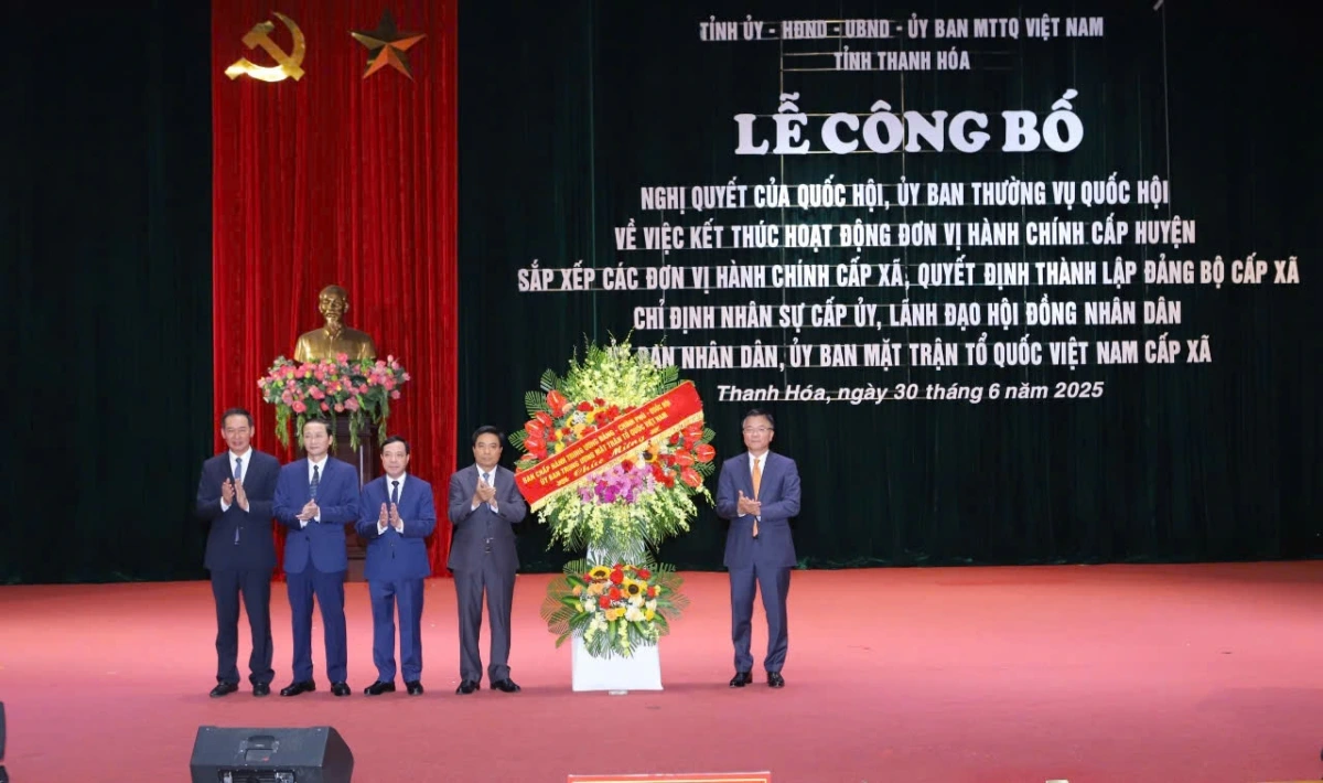 Phó Thủ tướng Chính phủ Lê Thành Long tặng hoa chúc mừng tại Lễ công bố ở Thanh Hóa