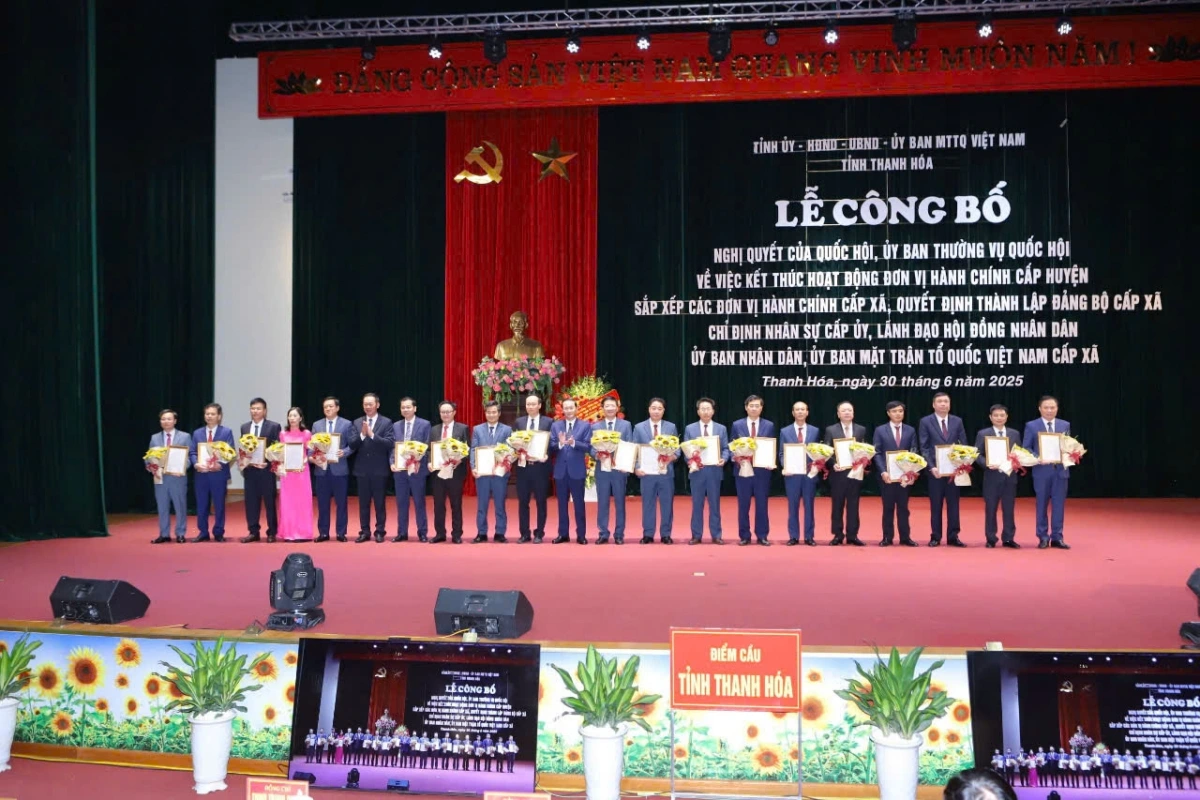 Trao quyết định cho lãnh đạo các xã, phường