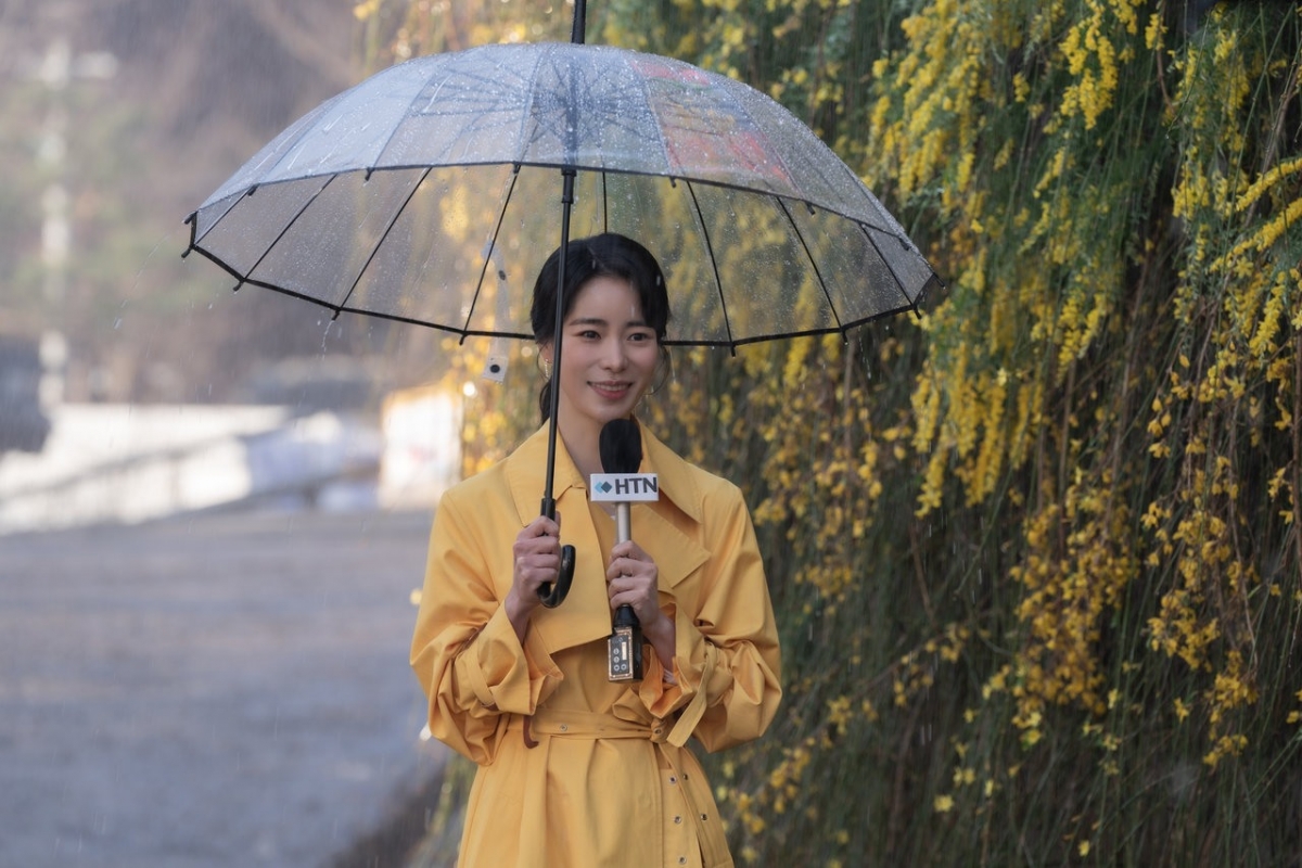 Lim Ji Yeon trong vai Park Yeon Jin (The Glory): Không còn là nữ chính dễ thương, Lim Ji Yeon hóa thân thành một nhân vật phản diện đầy quyền lực. Park Yeon Jin là người phụ nữ có tất cả: tiền bạc, địa vị và sự tàn nhẫn. Phong cách lạnh lùng, chuẩn chỉnh đến từng chi tiết nhỏ của cô tạo nên một hình mẫu thừa kế đáng sợ nhưng không kém phần quyến rũ.