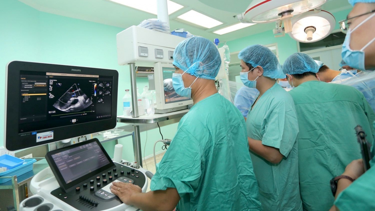 Các bác sĩ Bệnh viện Trung ương Huế thực hiện ghép giác mạc cho bệnh nhân