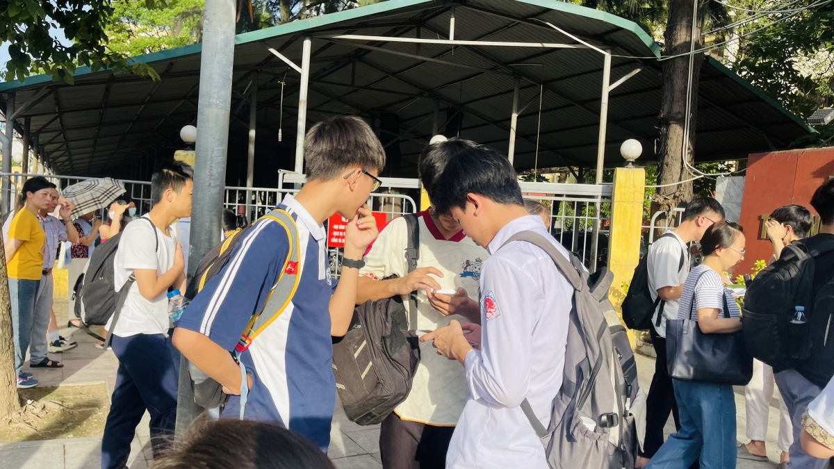 Thí sinh không được mang vào phòng thi: Atlat Địa lý, bảng tuần hoàn hóa học, bảng tính tan; không mang giấy than, bút xóa, tài liệu hoặc thiết bị điện tử...