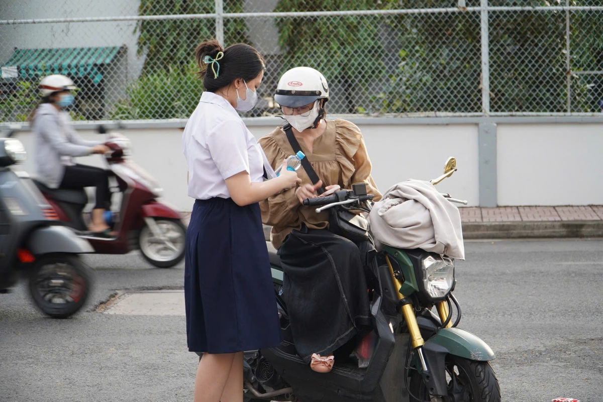 Thí sinh thi tốt nghiệp THPT tại điểm thi THPT Phú Nhuận  (ảnh: C.P)