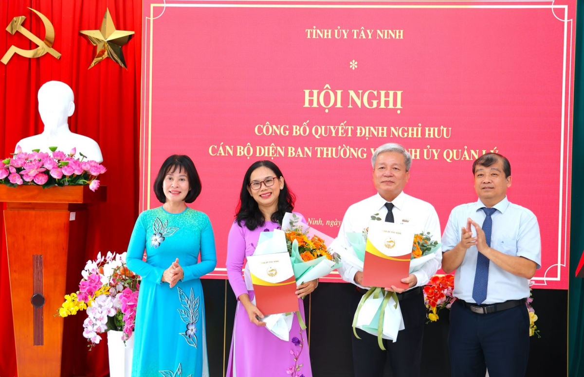 Trao quyết định nghỉ hưu với bà Trần Thị Mỹ Linh, Tổng Biên tập Báo Tây Ninh và ông Vũ Xuân Trường, Giám đốc Đài Phát thanh - Truyền hình Tây Ninh (ảnh Báo Tây Ninh)