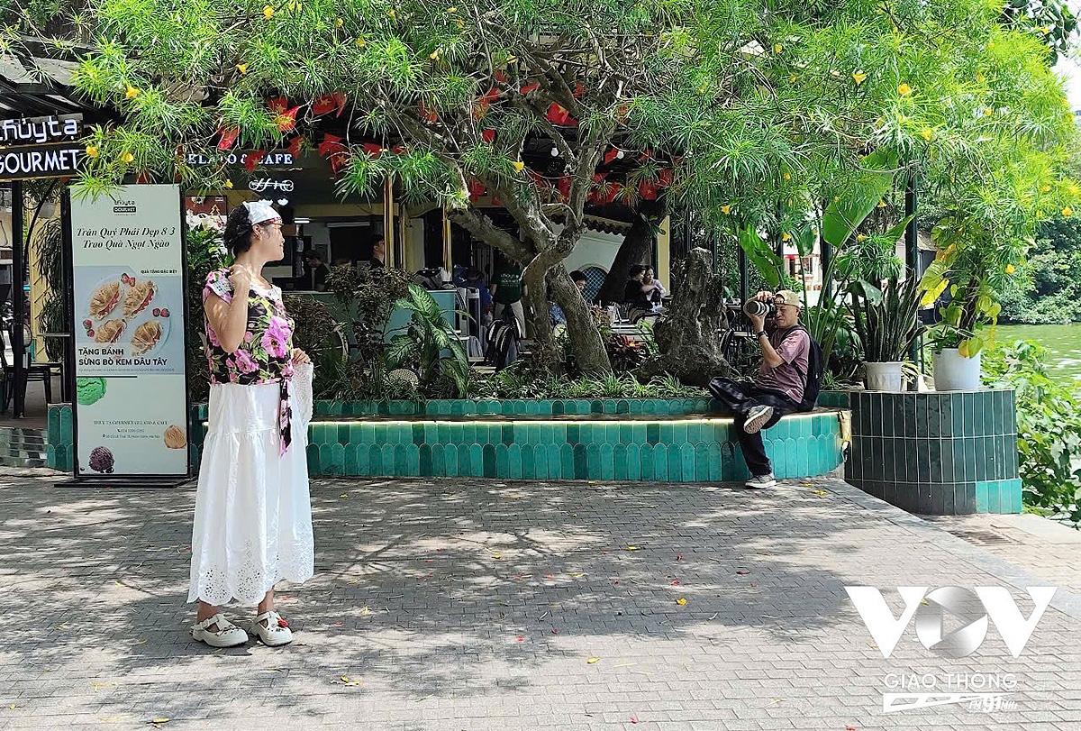 Giữa phố xá hiện đại, vẫn còn đó hình ảnh người thợ ảnh tỉ mỉ chỉnh từng chi tiết cho một bức hình.