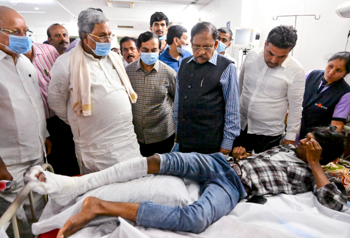 Thủ hiến bang Karnataka và các quan chức địa phương thăm hỏi những người bị thương sau vụ việc. (Ảnh: ANI)
