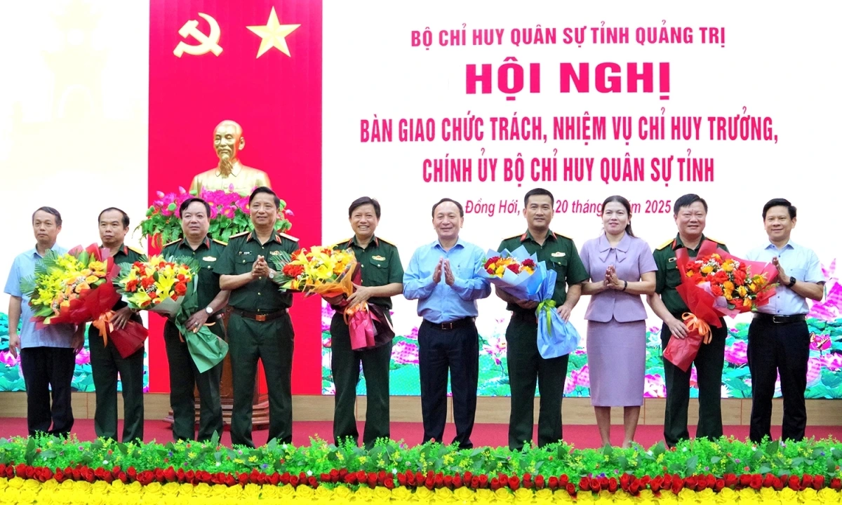 Thủ trưởng Bộ Tư lệnh Quân khu 4 và lãnh đạo tỉnh Quảng Bình tặng hoa chúc mừng các nhân sự được giao nhiệm vụ mới