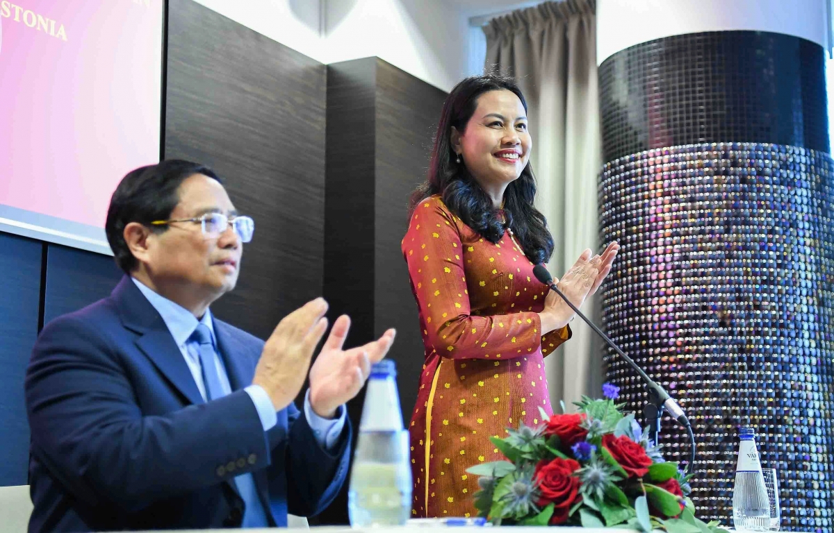 Thủ tướng Phạm Minh Chính gặp mặt thân mật với cán bộ, nhân viên Đại sứ quán Việt Nam tại Phần Lan và đại diện cộng đồng người Việt Nam đang sinh sống, làm việc tại Estonia.