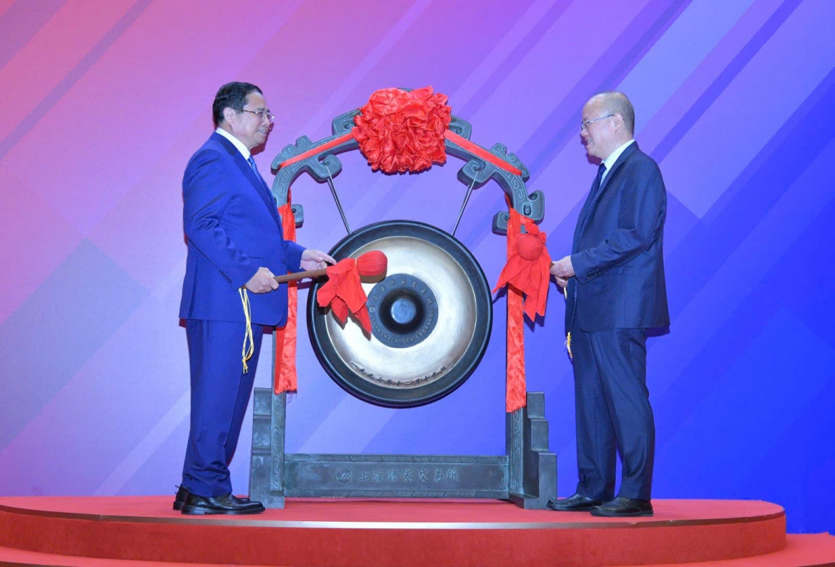 Thủ tướng Phạm Minh Chính thực hiện nghi thức khai mạc mở màn cho một ngày giao dịch đầy sôi động.