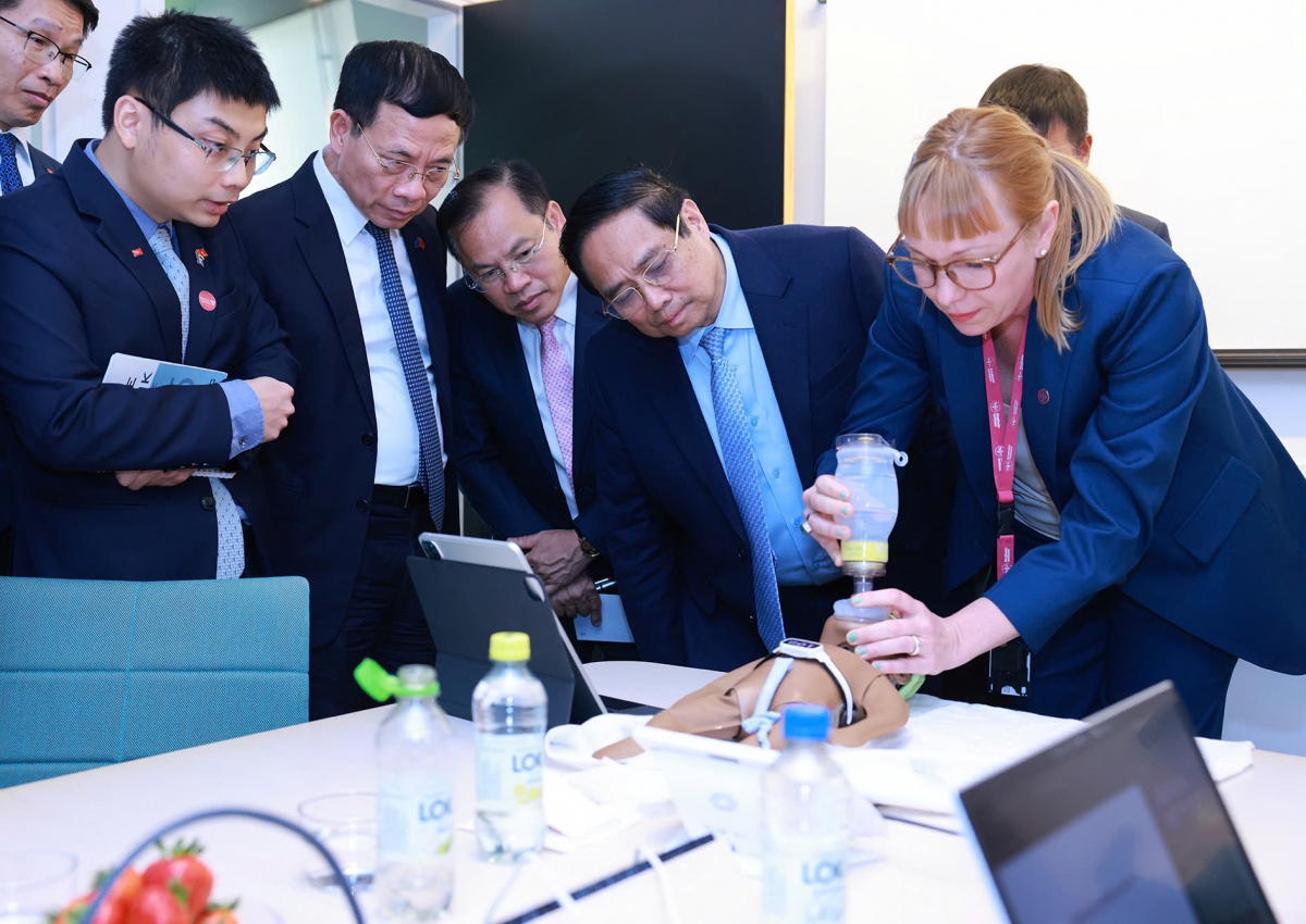Thủ tướng Phạm Minh Chính tới thăm Viện Y học Karolinska. (Ảnh: VGP/TTXVN)