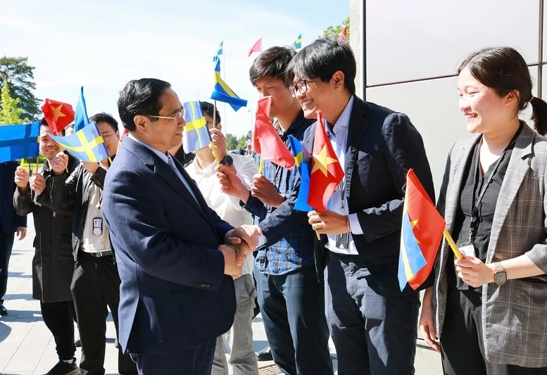Thủ tướng Phạm Minh Chính gặp các sinh viên, nghiên cứu sinh Việt Nam đang học tập và nghiên cứu tại Đại học Uppsala. (Ảnh: TTXVN)