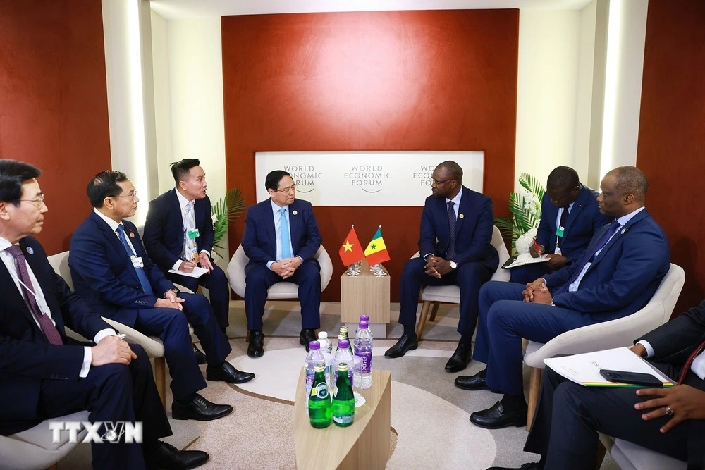 Nhân dịp tham dự Hội nghị WEF Thiên Tân 2025, Thủ tướng Phạm Minh Chính đã có các cuộc gặp Thủ tướng Senegal Ousmane Sonko, Tổng thống Ecuador Daniel Noboa, Thủ tướng Singapore Lawrence Wong, Thủ tướng Kyrgyzstan Adylbek Kasimalyev. Trong ảnh: Thủ tướng Phạm Minh Chính gặp Thủ tướng Senegal Ousmane Sonko. (Ảnh: TTXVN)