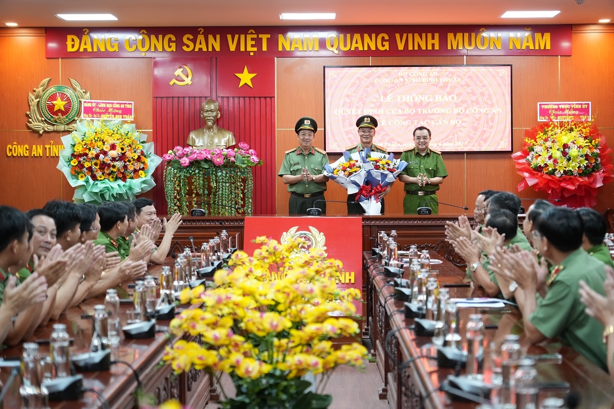 Đại tá Nguyễn Anh Tuấn nhận quyết định và hoa chúc mừng. Ảnh: CABT