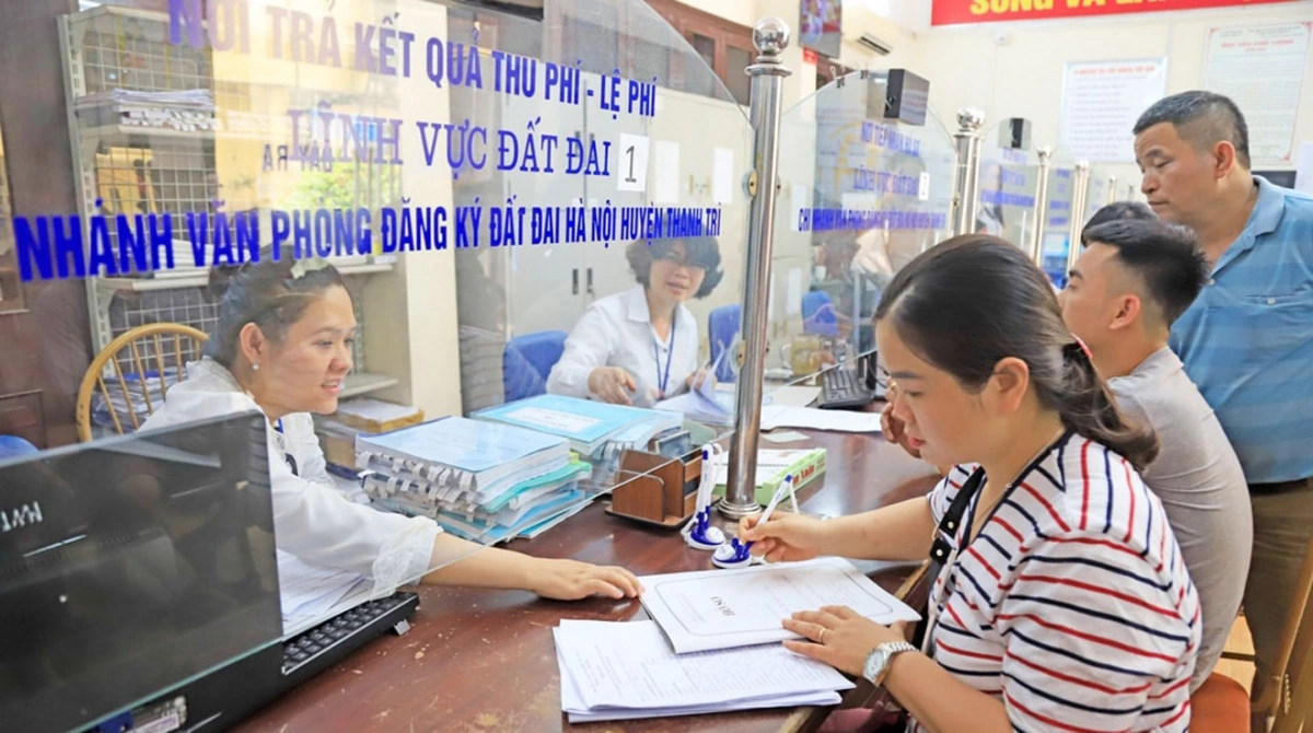 UBND xã, văn phòng nhà đất chi nhánh huyện Thanh Trì (Hà Nội) giải quyết thủ tục hành chính cho người dân