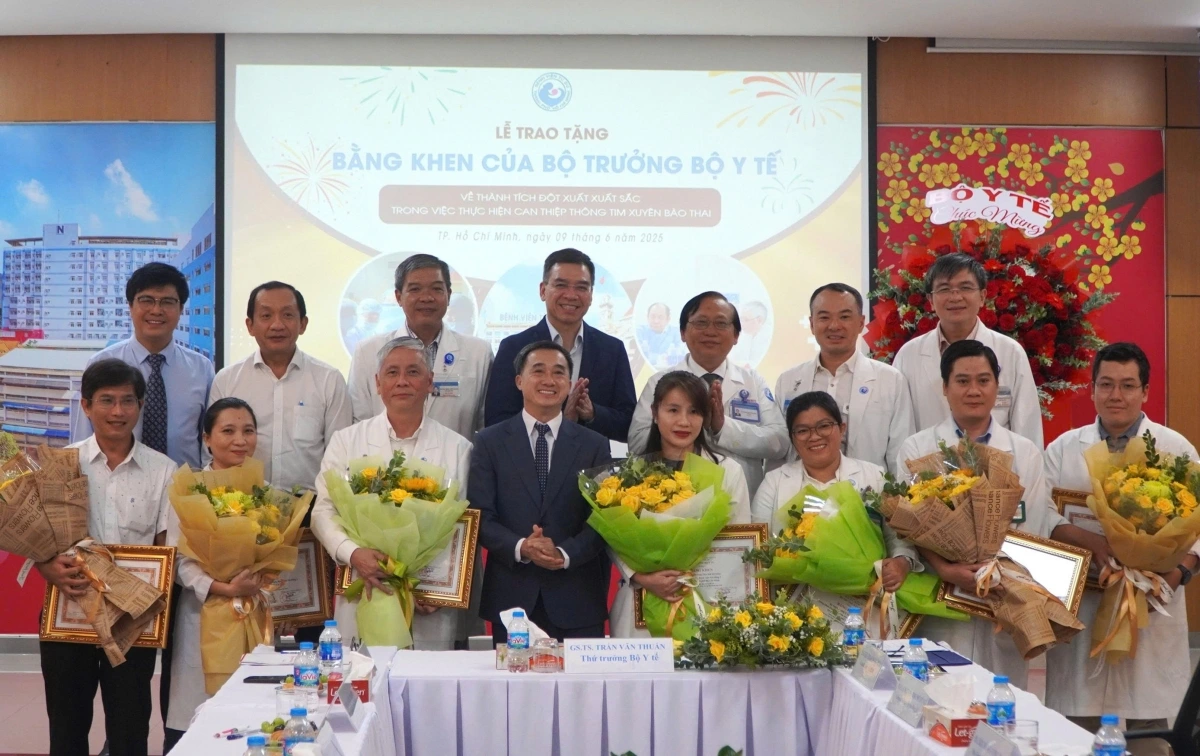 Bộ Y tế tặng bằng khen cho ê-kip cứu tim thai nhi cho bà bầu Singapore