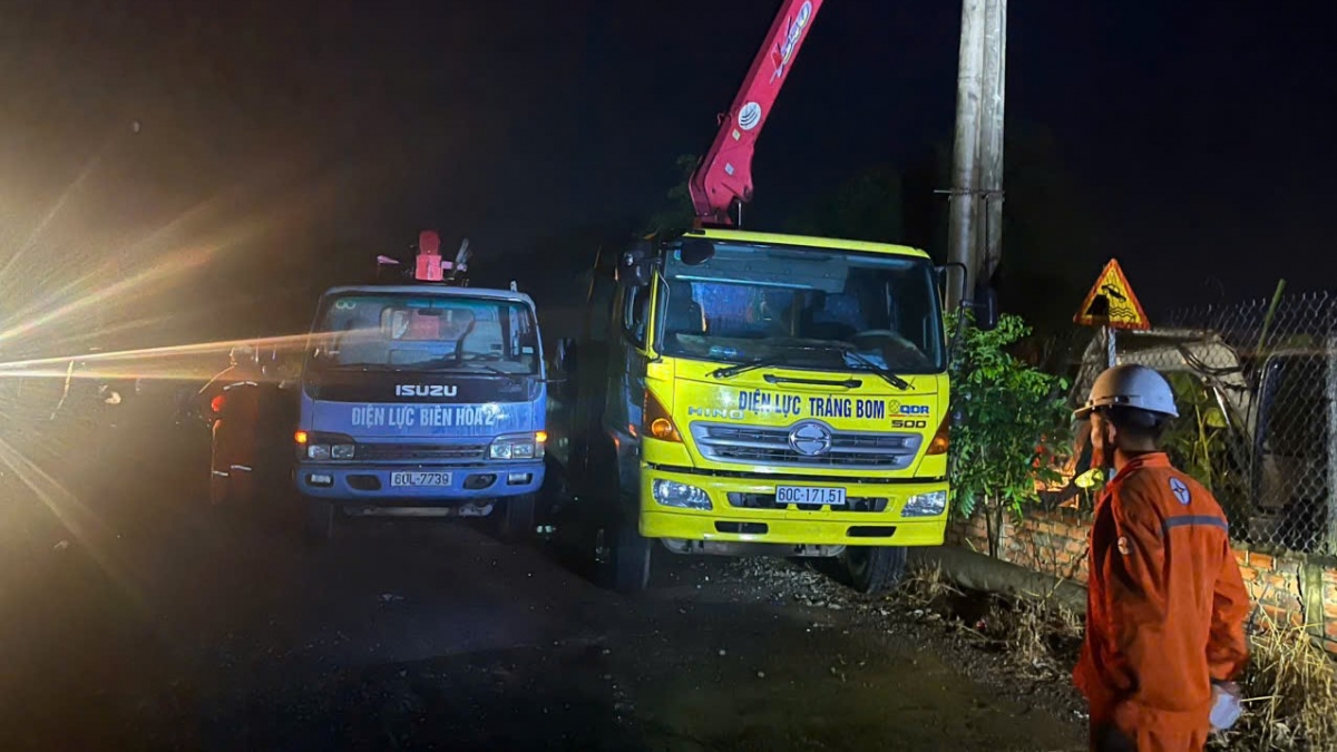 Lực lượng chức năng khẩn trương khắc phục hậu quả (Ảnh: CTV)