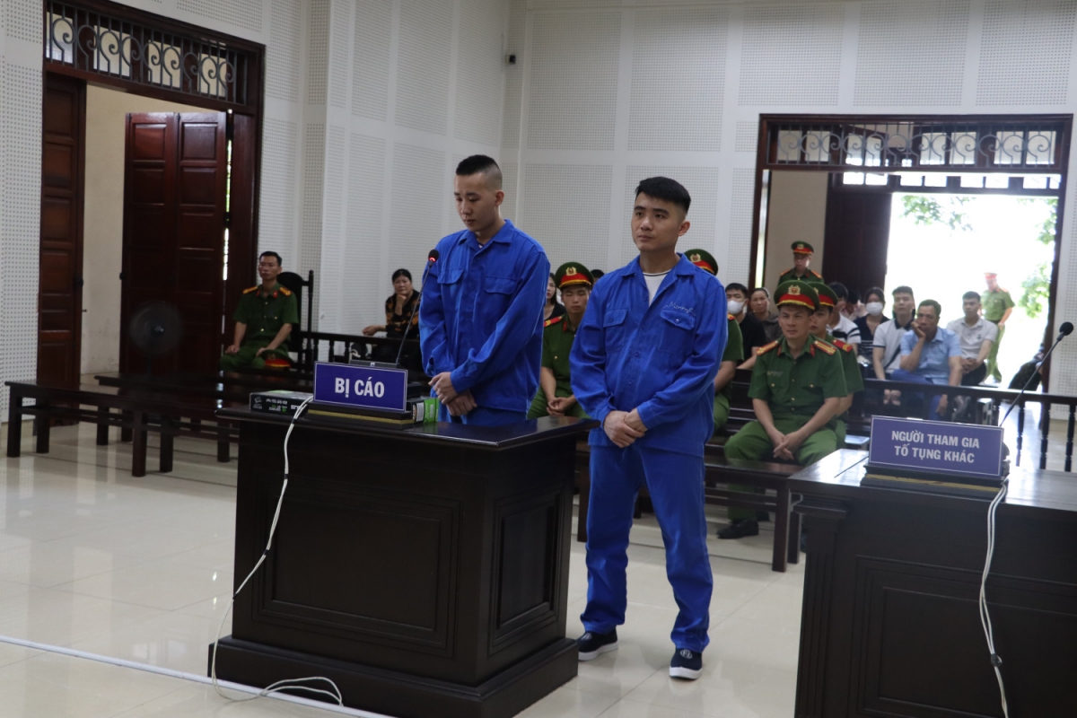 Hai bị cáo Phạm Đức Việt và Phạm Văn Thung (từ trái sang phải) tại phiên tòa. Nguồn: Công an Quảng Ninh