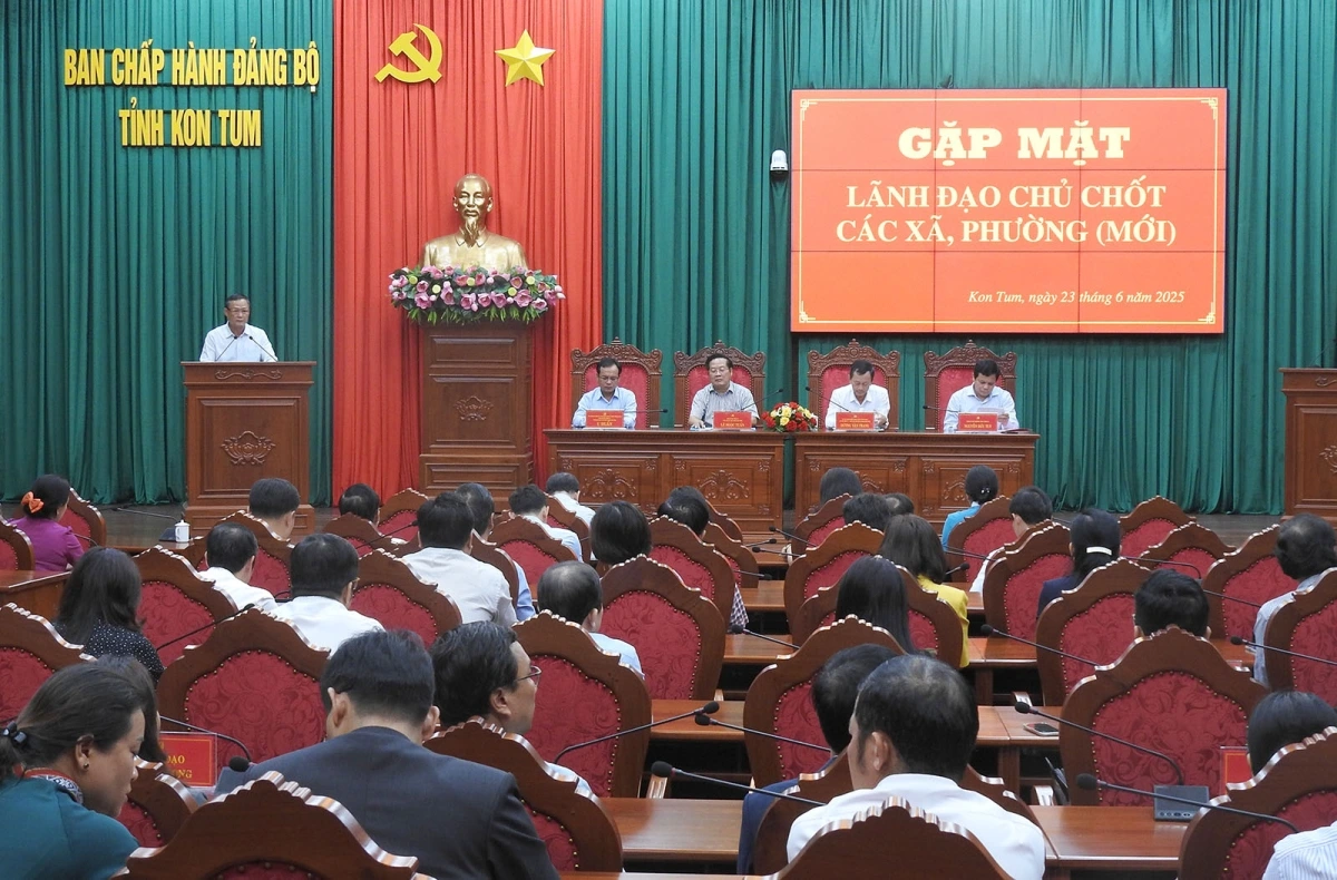 Tỉnh uỷ Kon Tum gặp mặt cán bộ chủ chốt 40 xã, phường mới.