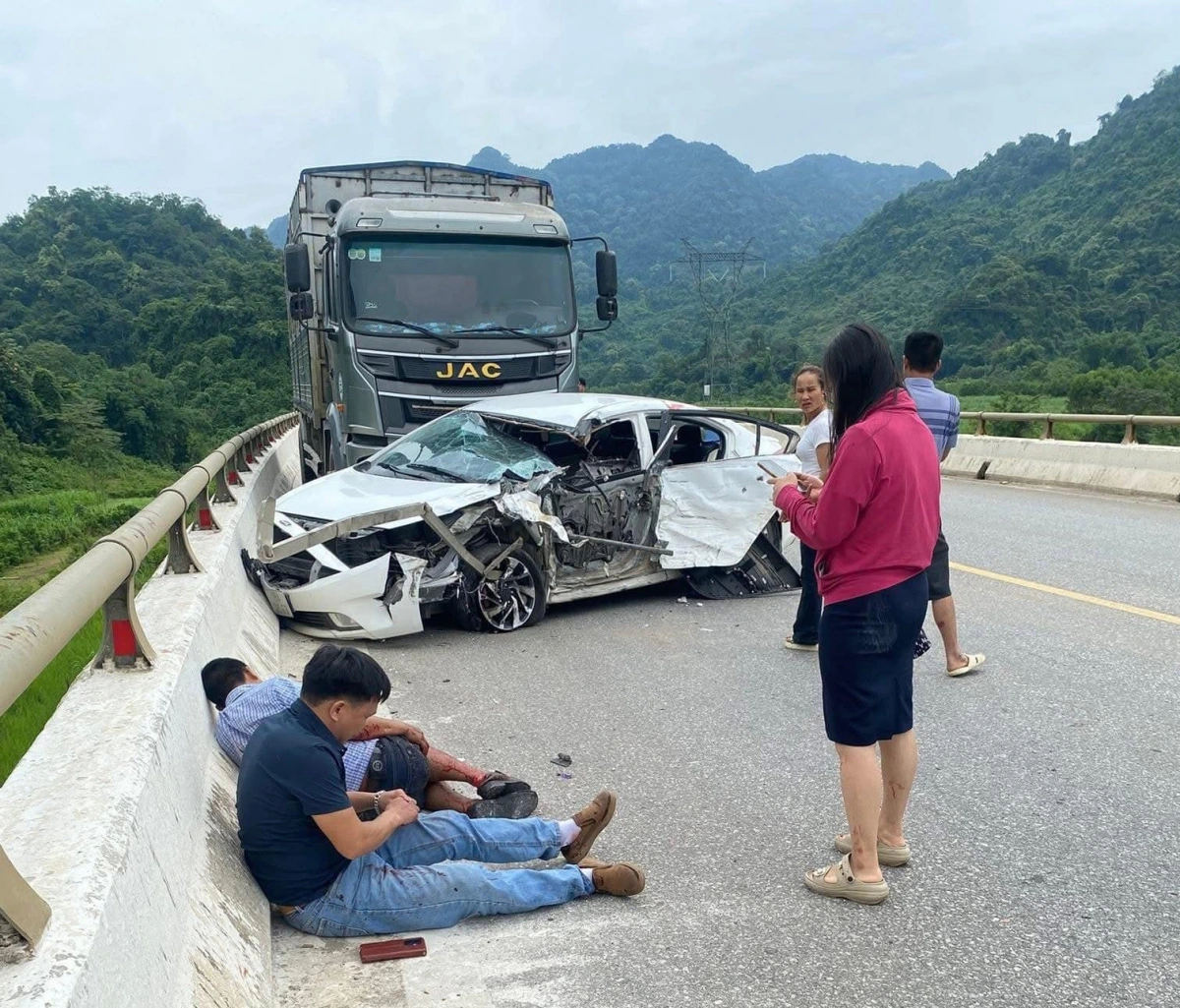 Hiện trường vụ TNGT khiến một người tử vong, hai người bị thương.