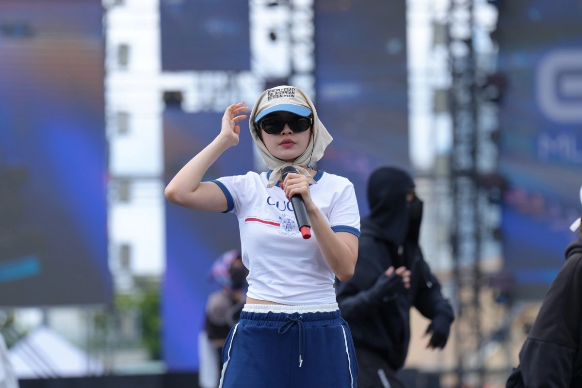 Chi Pu xuất hiện trong buổi tổng duyệt GAMA Music Racing Festival. Không cần đợi đến đêm diễn chính thức, nữ ca sĩ đã khiến cả không gian như "nổ tung" với thần thái tự tin, phong cách đầy năng lượng và visual đời thường cực kỳ bắt mắt. Ảnh: FBNV