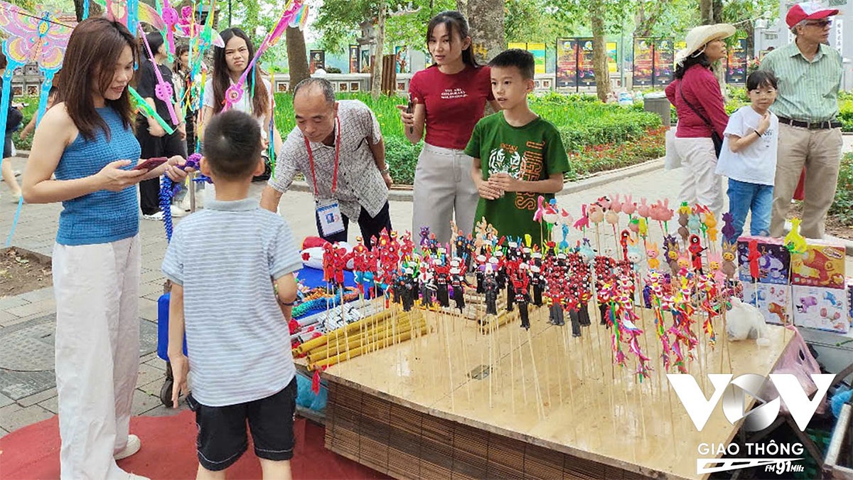 Những con tò he rực rỡ sắc màu thu hút sự chú ý của du khách, đặc biệt là trẻ nhỏ.