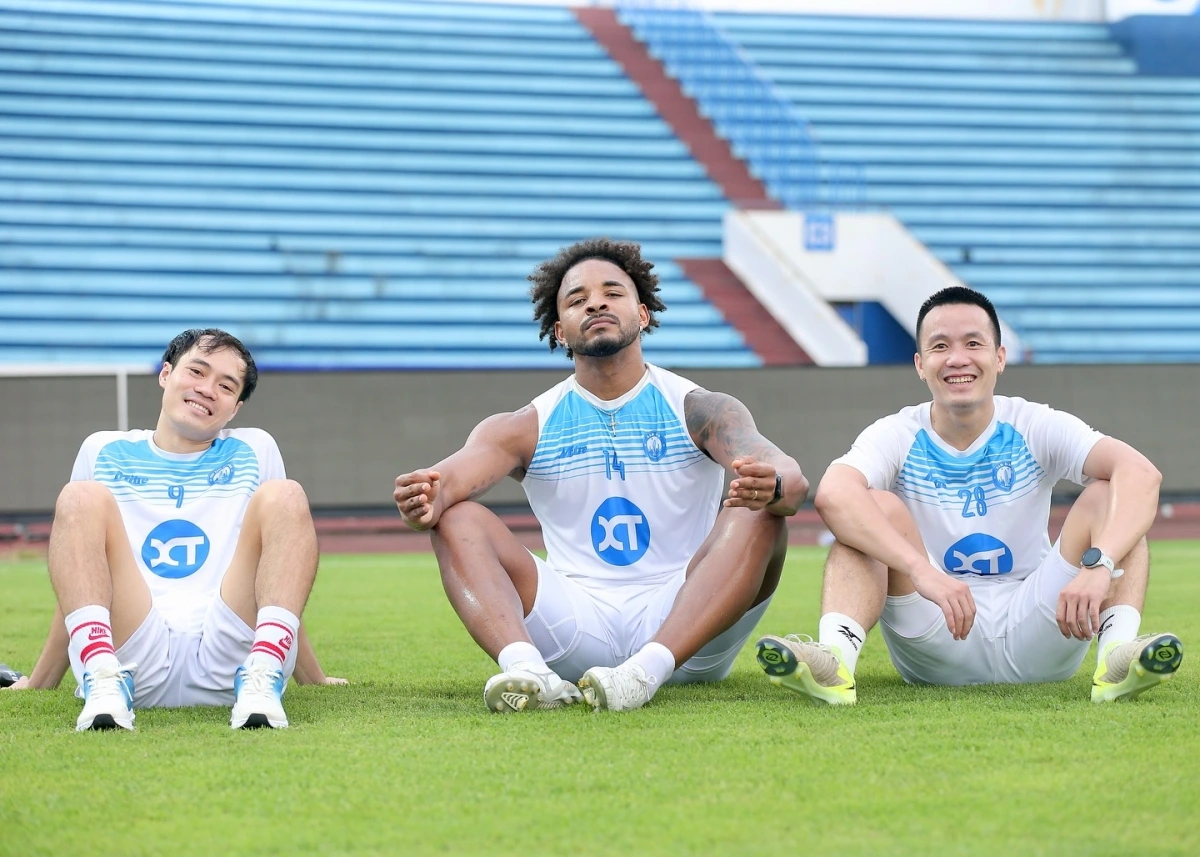 Văn Toàn cùng Xuân Son và Tô Văn Vũ tập luyện (Ảnh: NĐFC).