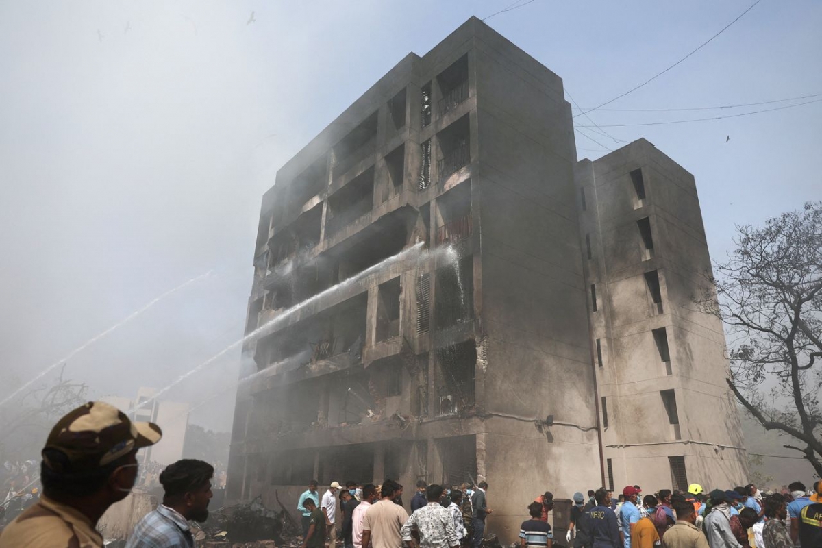  Tòa nhà bị hư hại trong vụ rơi máy bay tại Ahmedabad, Ấn Độ. Ảnh: Reuters