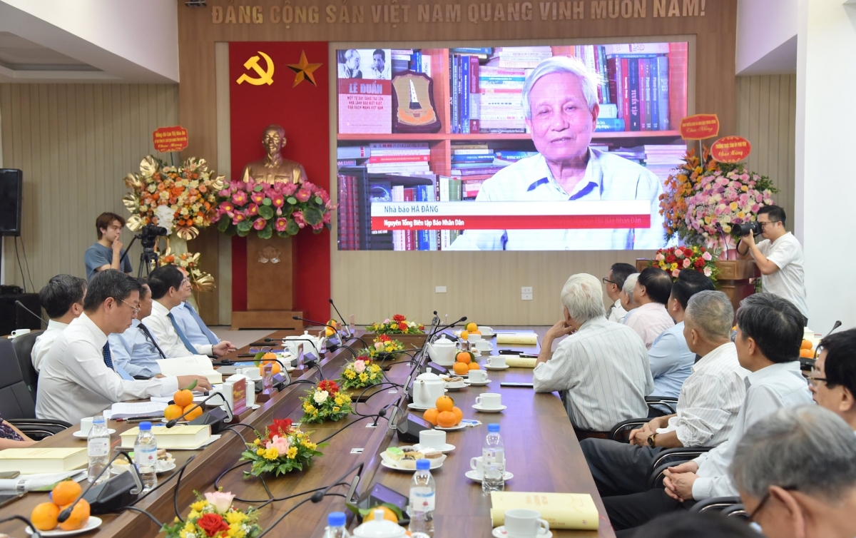 Lễ ra mắt cuốn sách “Tinh hoa cách mạng Việt Nam” của nhà báo lão thành Hà Đăng.