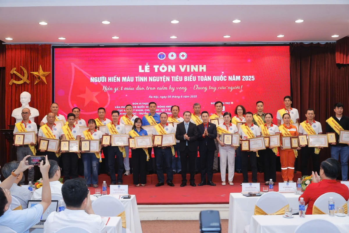 Buổi lễ tôn vinh 100 gương mặt tiêu biểu toàn quốc 2025 (Ảnh: Minh Quyết)
